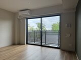 ジェノヴィア竹ノ塚 大きな窓から緑が見える明るいリビングダイニング