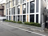 グランパセオ三宿2 白とグレーを基調としたモダンな建物外観と前面道路の様子