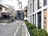 グランパセオ三宿2 新しい建物が面する住宅街の通りと緑の植栽