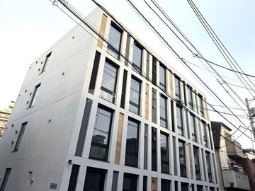 グランパセオ三宿2 モダンな外観デザインの建物を下から見上げた景観