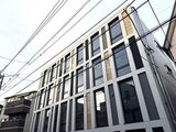 グランパセオ三宿2 モダンな格子デザインの建物外観