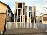 グランパセオ三宿2 木目調と黒が組み合わされたモダンな外観の建物