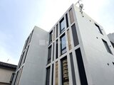 グランパセオ三宿2 モダンな外観の建物を下から見上げた様子
