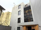グランパセオ三宿2 白い外壁とモダンなデザインの建物外観