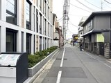 グランパセオ三宿2 前面道路から見た建物外観と周辺の街並み