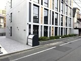 グランパセオ三宿2 白を基調としたモダンな外観の建物と前面道路の様子