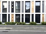 グランパセオ三宿2 白と黒を基調としたモダンな建物の前面道路からの外観
