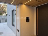 グランパセオ三宿2 モダンな照明と木目天井が特徴の共用廊下