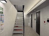 グランパセオ三宿2 明るい共用廊下と階段へのアクセス通路