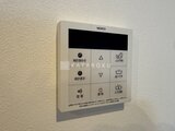 グランパセオ三宿2 壁に設置されたノーリツ製の給湯器リモコン