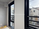 グランパセオ三宿2 黒枠のサッシから周辺住宅が見える開放的なバルコニー