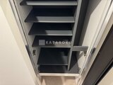 グランパセオ三宿2 複数の黒い棚板が備わった物理空間の整理に役立つ収納スペース