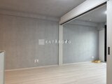 グランパセオ三宿2 明るい光が差し込むリビングダイニングと洋室を仕切るガラス建具