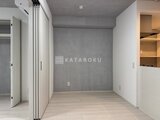 グランパセオ三宿2 グレーの壁とライトカラーの床材でまとめた開放的なLDK空間