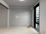 グランパセオ三宿2 明るい窓から光が入るシンプルで開放的なリビング空間