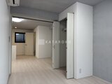 グランパセオ三宿2 白を基調とした清潔感のある廊下と複数の居室への動線