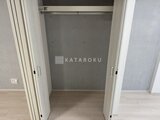 グランパセオ三宿2 明るい床材の洋室と引き戸で仕切られたクローゼット