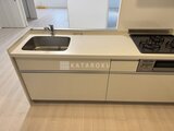 グランパセオ三宿2 クリーム色のキッチンカウンターとガスコンロ