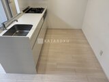 グランパセオ三宿2 ガスコンロと2口シンク付きの白を基調としたキッチン