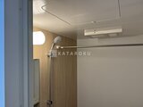 グランパセオ三宿2 木目調パネルと白い壁が調和したシャワールーム