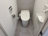 グランパセオ三宿2 温水洗浄便座付きのモダンなトイレ空間