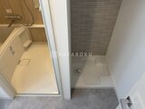 グランパセオ三宿2 浴室と独立したシャワーブースが並ぶ水回り空間