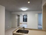 グランパセオ三宿2 オープンな間取りから居室を見渡せるキッチンカウンター