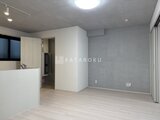 グランパセオ三宿2 キッチンから居室を見た明るく開放的なリビングダイニング空間