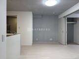 グランパセオ三宿2 リビングダイニング側から見たキッチンと居室の開放的な間取り