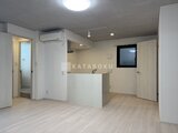 グランパセオ三宿2 明るいフローリングと白を基調とした開放的なリビングダイニング