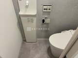 グランパセオ三宿2 モダンな壁色でまとめた清潔感のあるトイレ空間