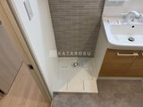 グランパセオ三宿2 白い洗い場と灰色タイル天井のシャワールーム