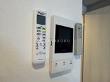 グランパセオ三宿2 壁に取り付けられたエアコン室内機と操作パネル