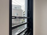 グランパセオ三宿2 黒枠の窓から見た住宅街と採光を確保した開放的な窓辺