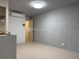 グランパセオ三宿2 キッチンから見たリビングダイニング、シンプルで明るい空間