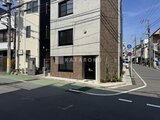 RAMIi板橋大和町 角地に立つモダンな外観の建物エントランス