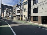 RAMIi板橋大和町 落ち着いた建物群に囲まれた駐車スペースの様子