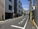 RAMIi板橋大和町 駐車場入口と建物外観が見える街路からの眺望