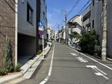 RAMIi板橋大和町 前面道路から見た建物入口と周辺街並みの様子