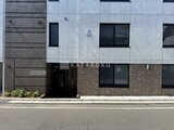 RAMIi板橋大和町 前面道路から見たモダンなコンクリート造の建物エントランス