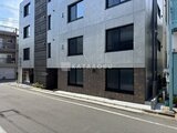 RAMIi板橋大和町 白とブリック調の外壁が印象的なモダンデザインの建物外観