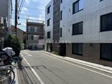 RAMIi板橋大和町 前面道路から見た建物の外観と周辺の落ち着いた住宅街の様子