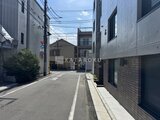 RAMIi板橋大和町 前面道路から見た建物周辺の開放的な街並みの様子