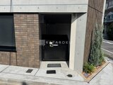 RAMIi板橋大和町 モダンなレンガと白壁の外観、黒いエントランスゲート