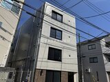 RAMIi板橋大和町 日中の光を受けたコンクリート造のモダンな建物外観