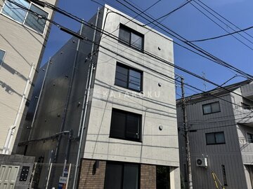 RAMIi板橋大和町 日中の光を受けたコンクリート造のモダンな建物外観