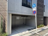 RAMIi板橋大和町 モダンな外観のビル1階にある、開放的な駐車場入口の様子