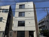 RAMIi板橋大和町 清潔感のあるコンクリート造の建物外観と1階駐車スペース