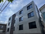 RAMIi板橋大和町 モダンな外観の4階建て集合住宅が青空に映える様子