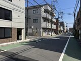 RAMIi板橋大和町 住宅街の角地に立つ建物の外観と周辺街並み